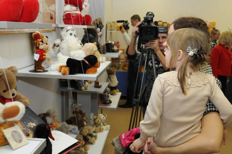 Барби, неваляшки, мишки Тедди: в Севастополе проходит выставка игрушек